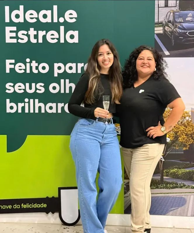 Cliente com a Silvia no lançamento do Ideal.e Estrela