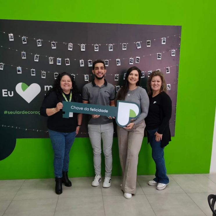 Clientes comemorando a compra com a chave da felicidade