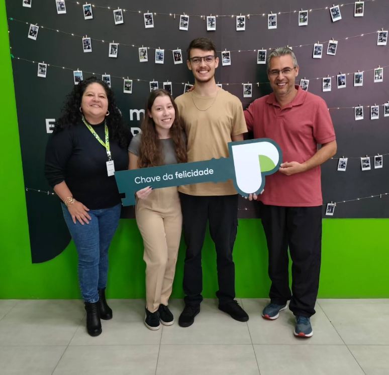 Clientes com a Silvia segurando a chave da felicidade