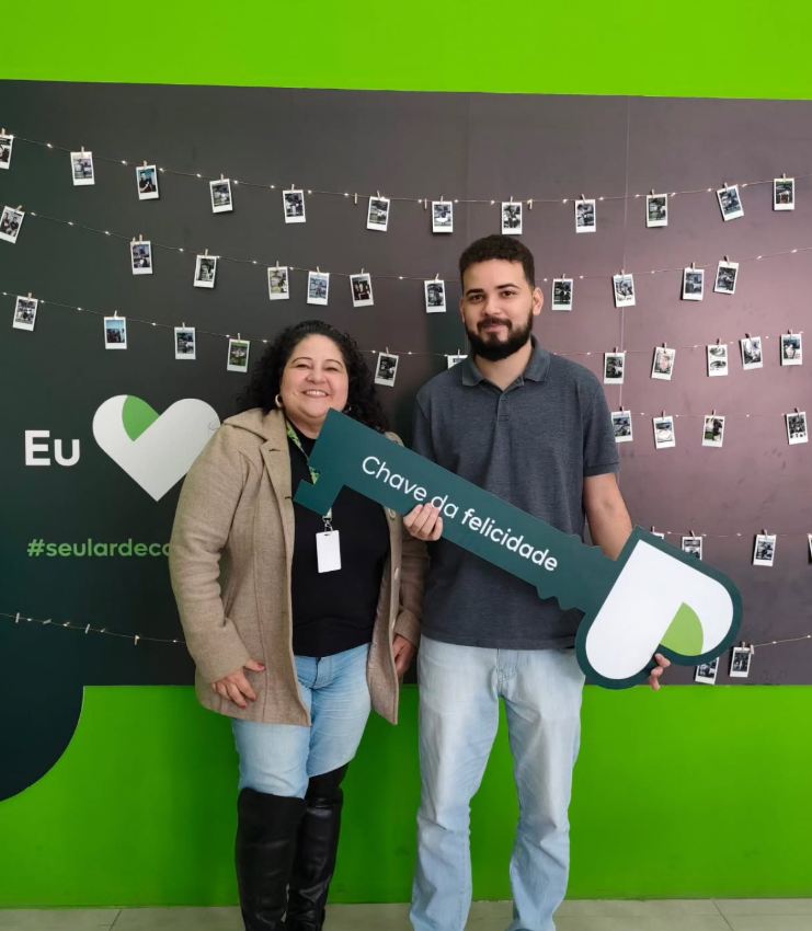 Clientes com a Silvia comemorando a compra