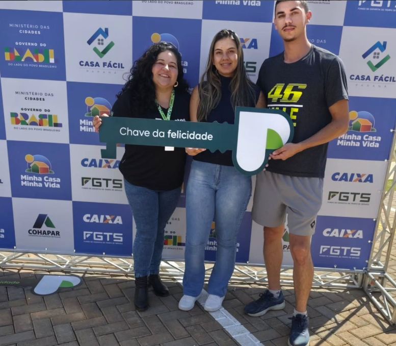 Silvia com clientes comemorando