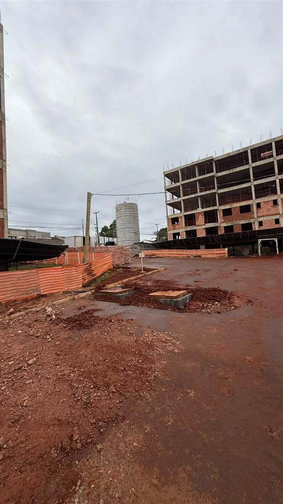 Lateral da torre e silo de argamassa no canteiro de obras