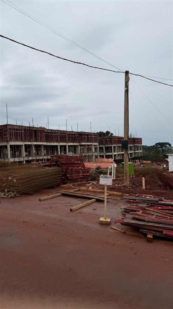 Blocos do Eleva You! em construção, com material organizado no canteiro
