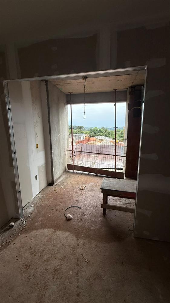 Interior de um apartamento do Eleva You! com paredes levantadas e vista pela janela